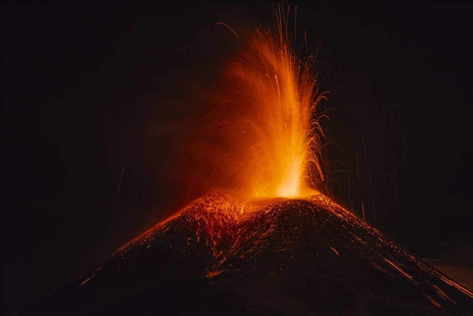 İtalya'da Etna Yanardağı lav püskürtmeye devam ediyor