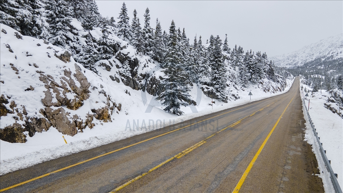 تركيا.. جبال طوروس تكتسي بحلة بيضاء