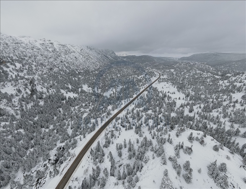 تركيا.. جبال طوروس تكتسي بحلة بيضاء