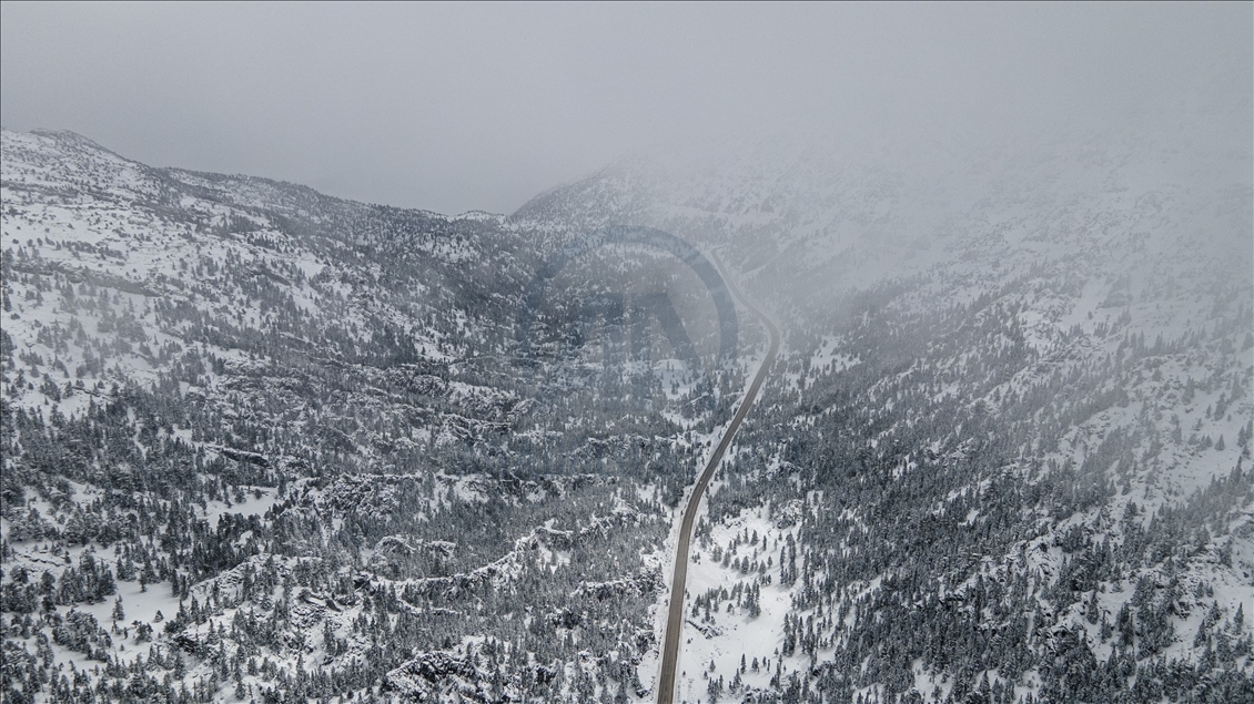 تركيا.. جبال طوروس تكتسي بحلة بيضاء