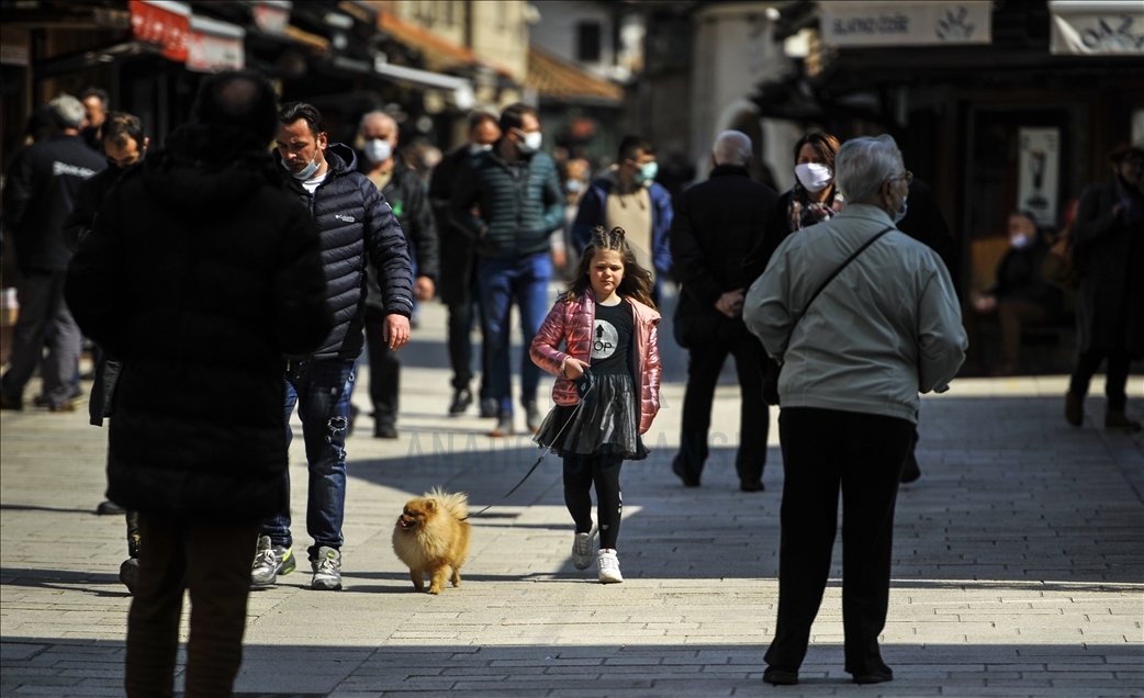Sarajevo: Građani kafu piju u parkovima, a u kafiću likovi iz crtića