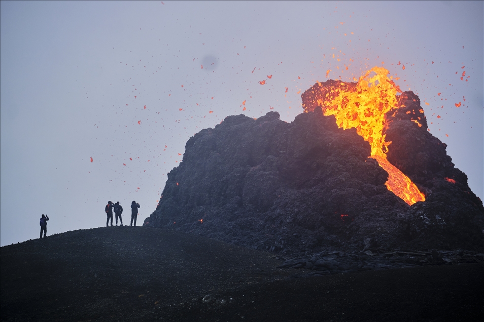 İzlanda'da binlerce yıldır uyuyan Fagradals Yanardağı faaliyete geçti