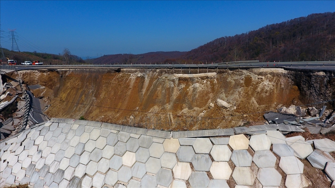 Heyelan ve çökme meydana gelen Batı Karadeniz bağlantı yolunda çalışma başlatıldı