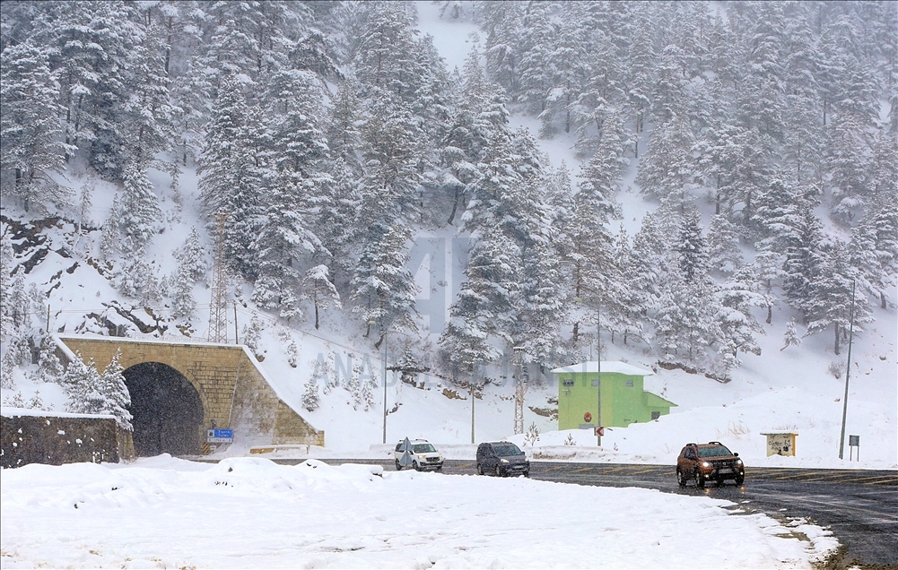 Zigana Dağı Geçidi'nde kar etkili oldu
