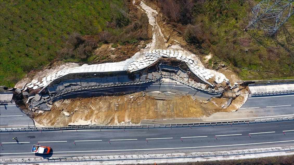 Heyelan ve çökme meydana gelen Batı Karadeniz bağlantı yolunda çalışma başlatıldı