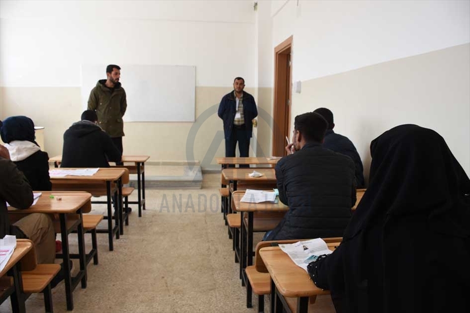 خضع مئات الطلاب السوريين، السبت، ل