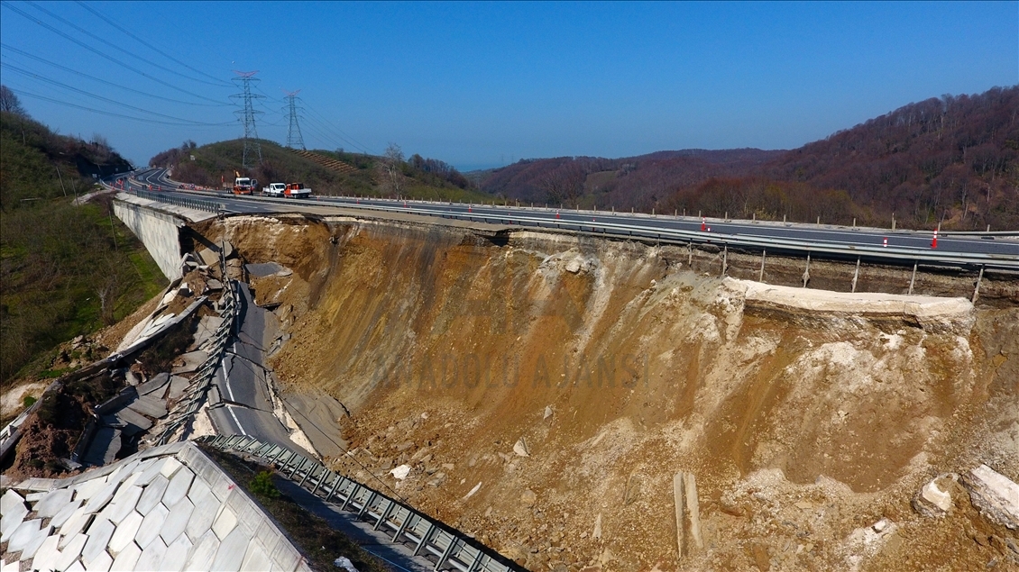 Heyelan ve çökme meydana gelen Batı Karadeniz bağlantı yolunda çalışma başlatıldı