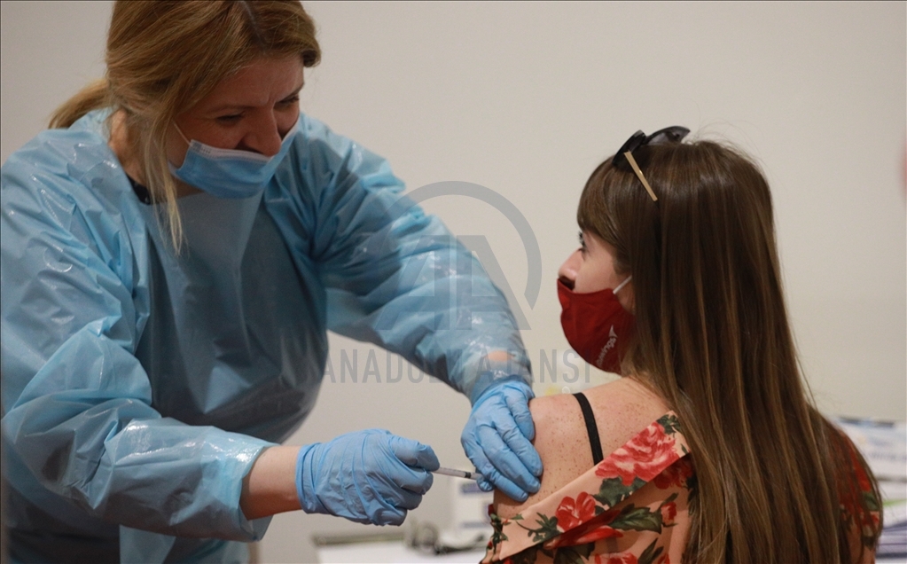 Sırbistan, komşu ülke vatandaşlarını da Kovid-19'a karşı aşılamaya başladı