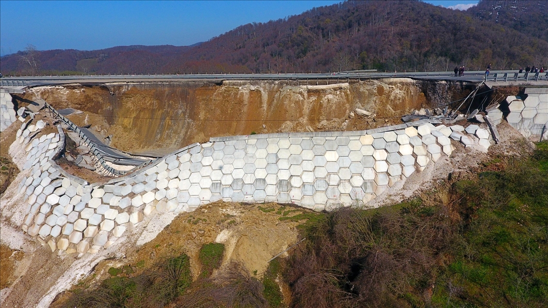 Heyelan ve çökme meydana gelen Batı Karadeniz bağlantı yolunda çalışma başlatıldı