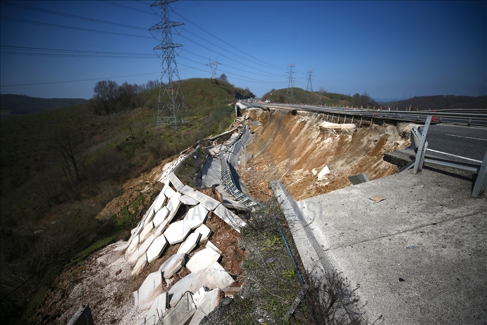 Heyelan ve çökme meydana gelen Batı Karadeniz bağlantı yolunda çalışma başlatıldı