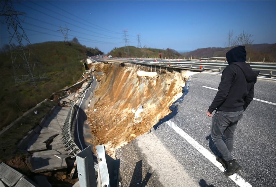 Heyelan ve çökme meydana gelen Batı Karadeniz bağlantı yolunda çalışma başlatıldı