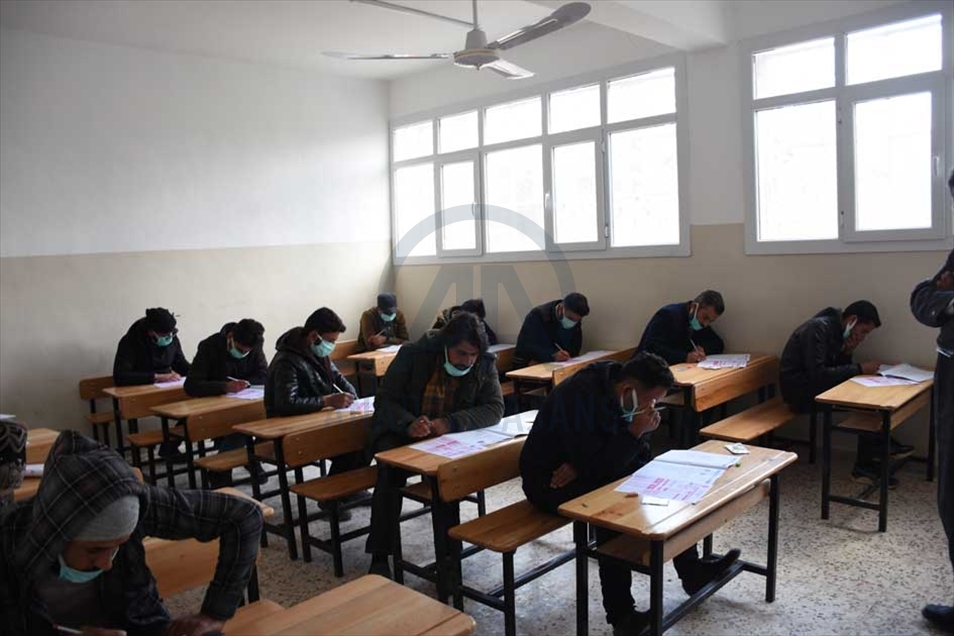 خضع مئات الطلاب السوريين، السبت، ل