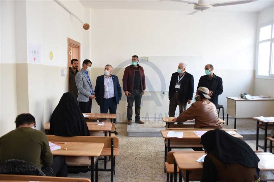 خضع مئات الطلاب السوريين، السبت، ل