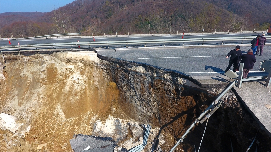 Heyelan ve çökme meydana gelen Batı Karadeniz bağlantı yolunda çalışma başlatıldı