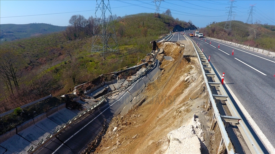 Heyelan ve çökme meydana gelen Batı Karadeniz bağlantı yolunda çalışma başlatıldı