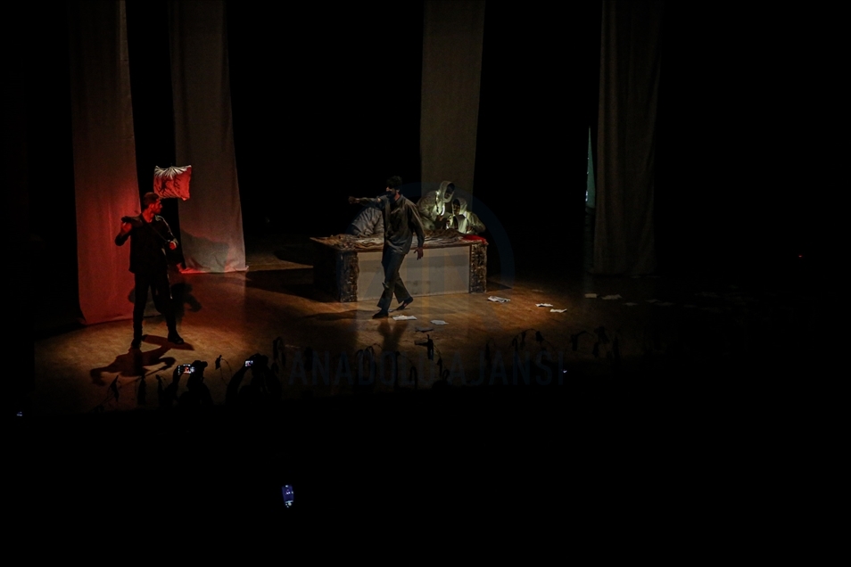 Teatri si mjet rezistence, aktorët me shfaqje tregojnë torturat ndaj civilëve në burgjet e regjimit të Asadit