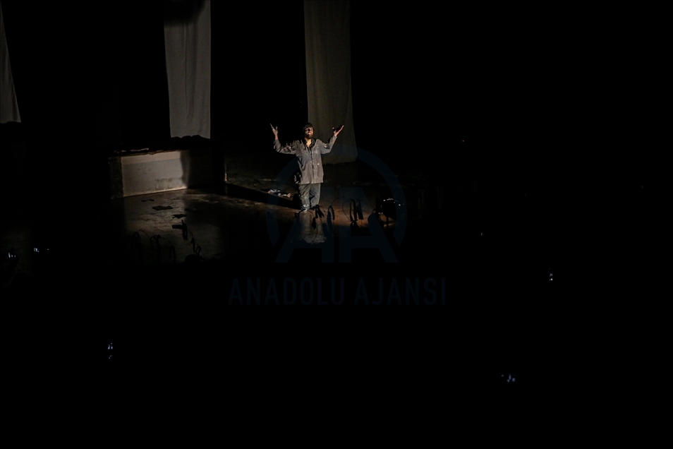 Teatri si mjet rezistence, aktorët me shfaqje tregojnë torturat ndaj civilëve në burgjet e regjimit të Asadit