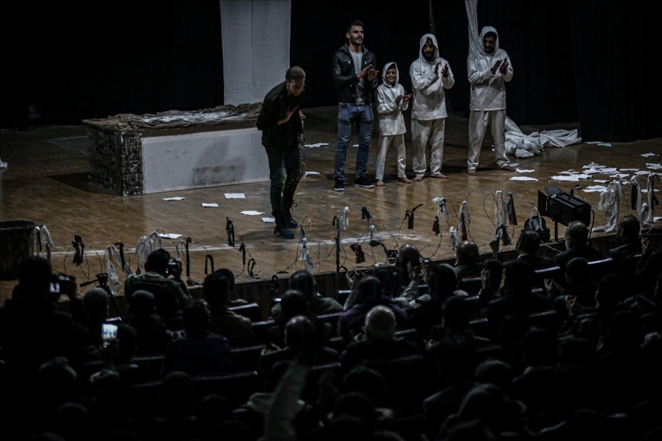 Teatri si mjet rezistence, aktorët me shfaqje tregojnë torturat ndaj civilëve në burgjet e regjimit të Asadit