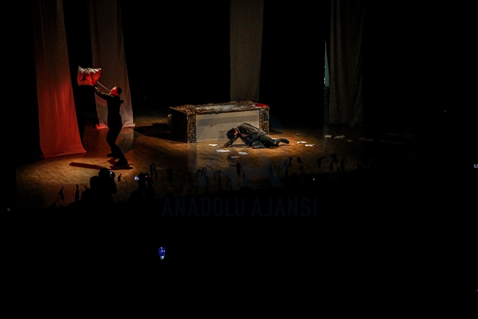 Teatri si mjet rezistence, aktorët me shfaqje tregojnë torturat ndaj civilëve në burgjet e regjimit të Asadit
