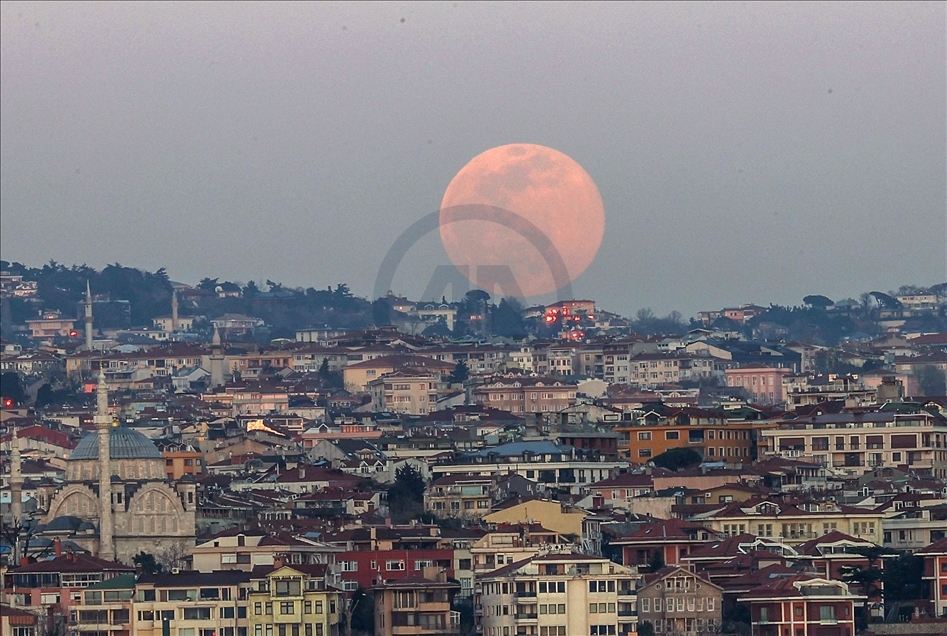 Full moon in Istanbul