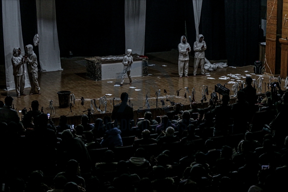 Teatri si mjet rezistence, aktorët me shfaqje tregojnë torturat ndaj civilëve në burgjet e regjimit të Asadit