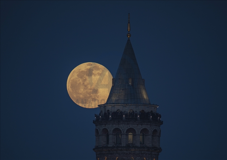 Full moon in Istanbul