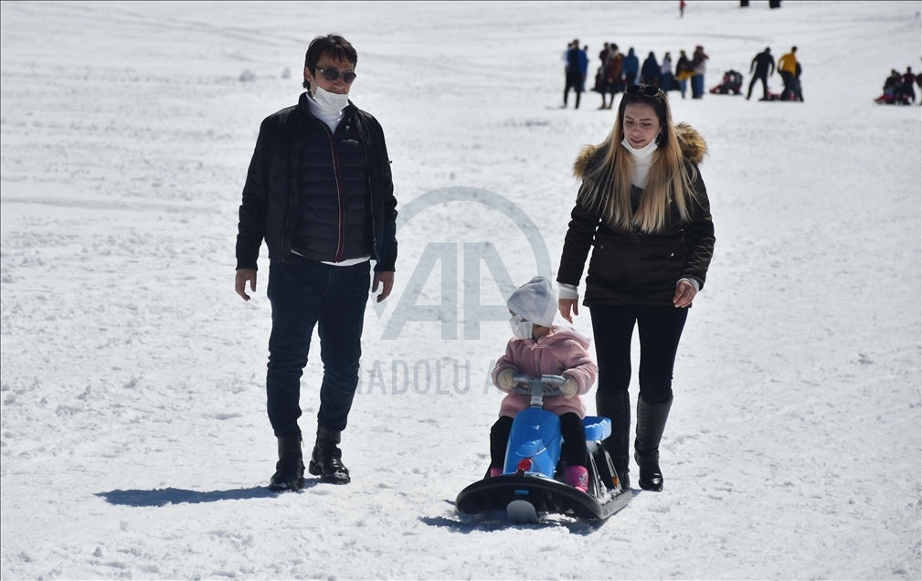 Kahramanmaraş'taki Yedikuyular Kayak Merkezi'nde hafta sonu yoğunluğu