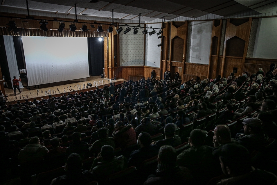 Teatri si mjet rezistence, aktorët me shfaqje tregojnë torturat ndaj civilëve në burgjet e regjimit të Asadit
