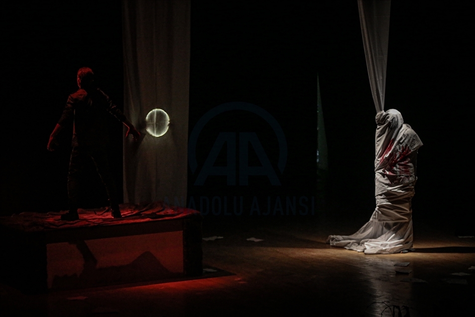 Teatri si mjet rezistence, aktorët me shfaqje tregojnë torturat ndaj civilëve në burgjet e regjimit të Asadit