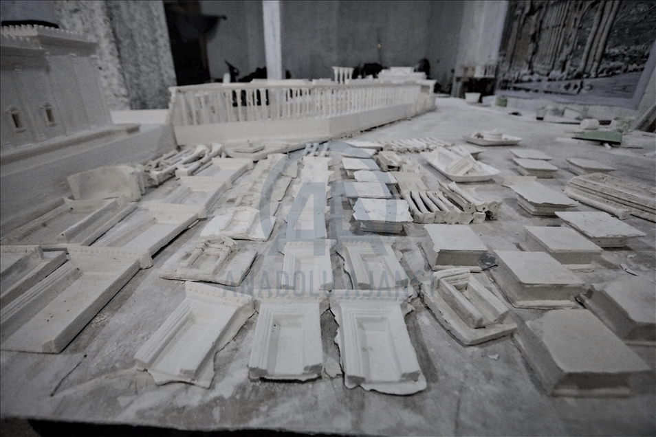 Syrian Ali Taha make a model of Palmyra Ancient City
