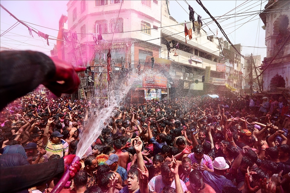 Shënohet festivali Holi në Indi, pavarësisht kufizimeve të COVID-19