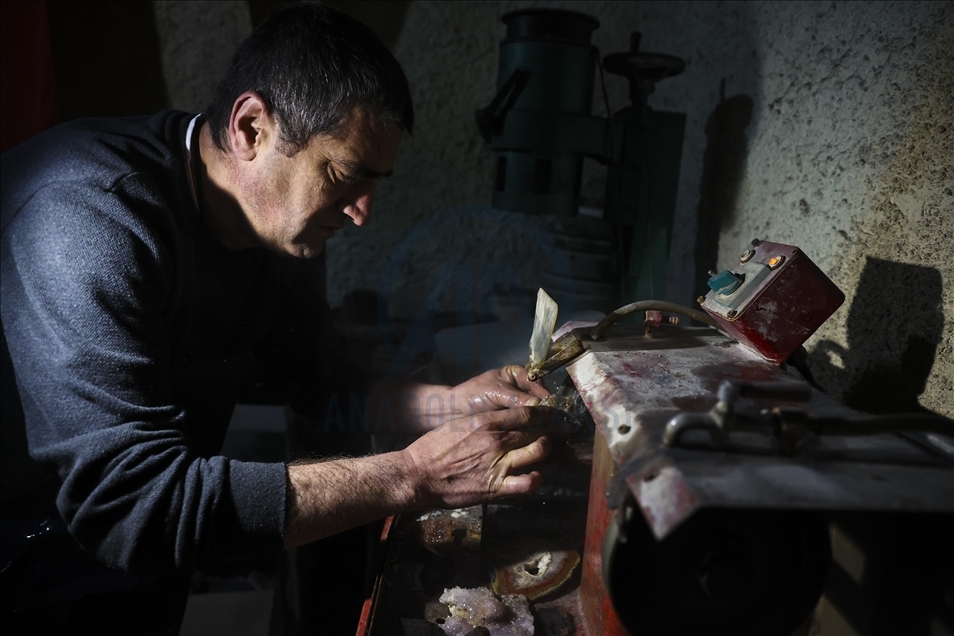 Turkey: Stone craftsman hits road in search of valuable gems