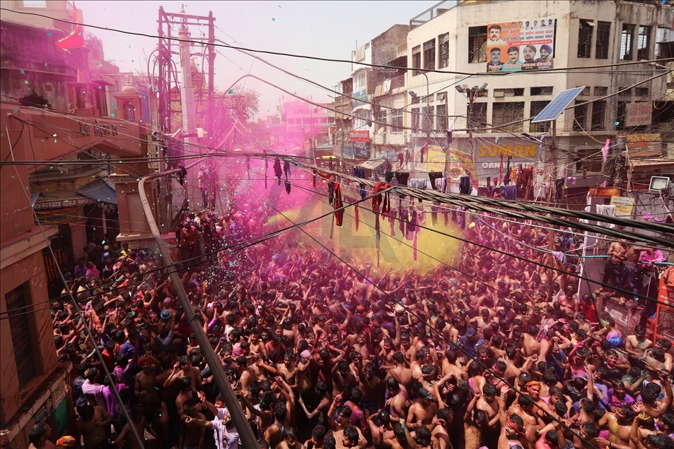 Shënohet festivali Holi në Indi, pavarësisht kufizimeve të COVID-19