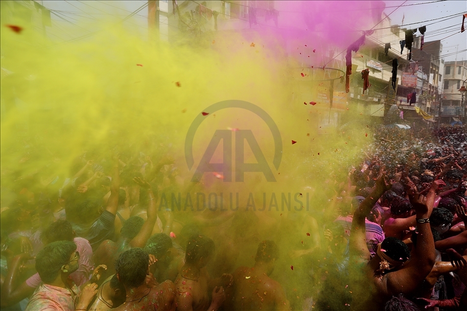 Shënohet festivali Holi në Indi, pavarësisht kufizimeve të COVID-19