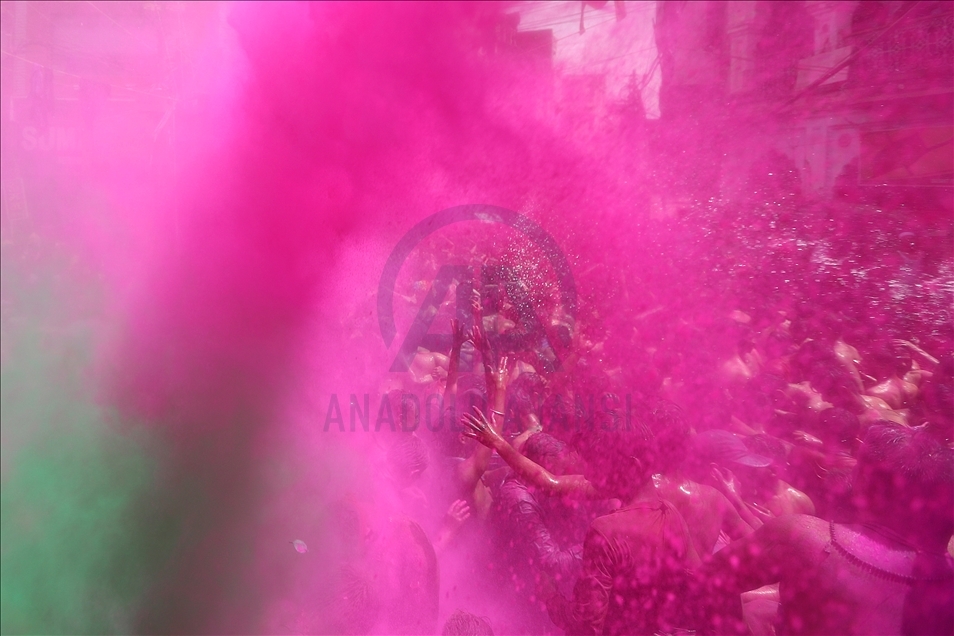 Shënohet festivali Holi në Indi, pavarësisht kufizimeve të COVID-19