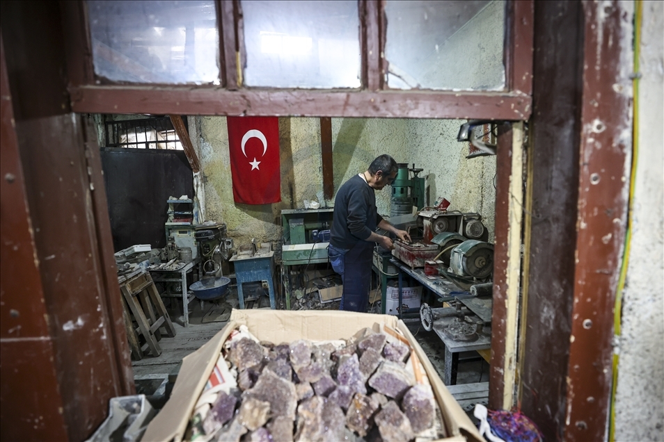 Turkey: Stone craftsman hits road in search of valuable gems