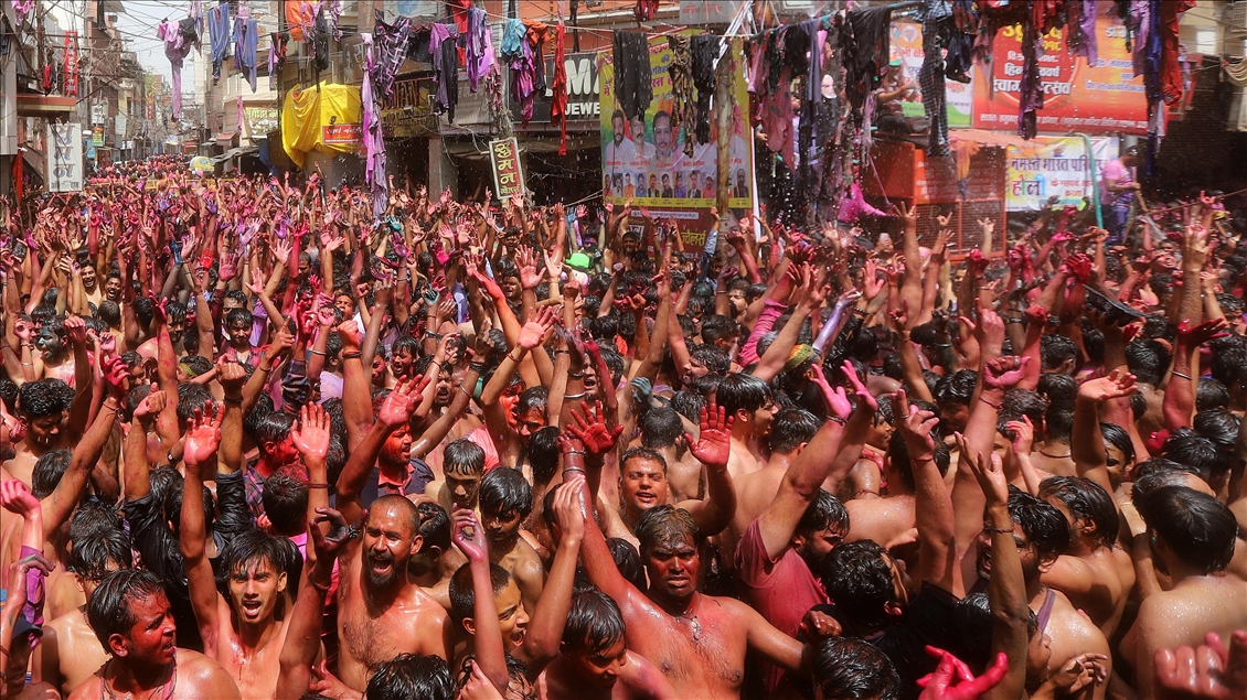 Shënohet festivali Holi në Indi, pavarësisht kufizimeve të COVID-19