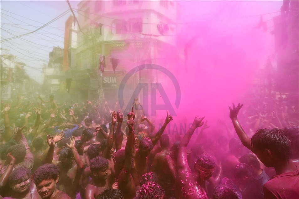 Shënohet festivali Holi në Indi, pavarësisht kufizimeve të COVID-19