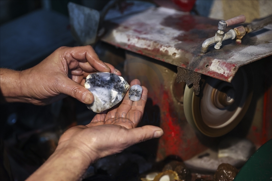 Turkey: Stone craftsman hits road in search of valuable gems