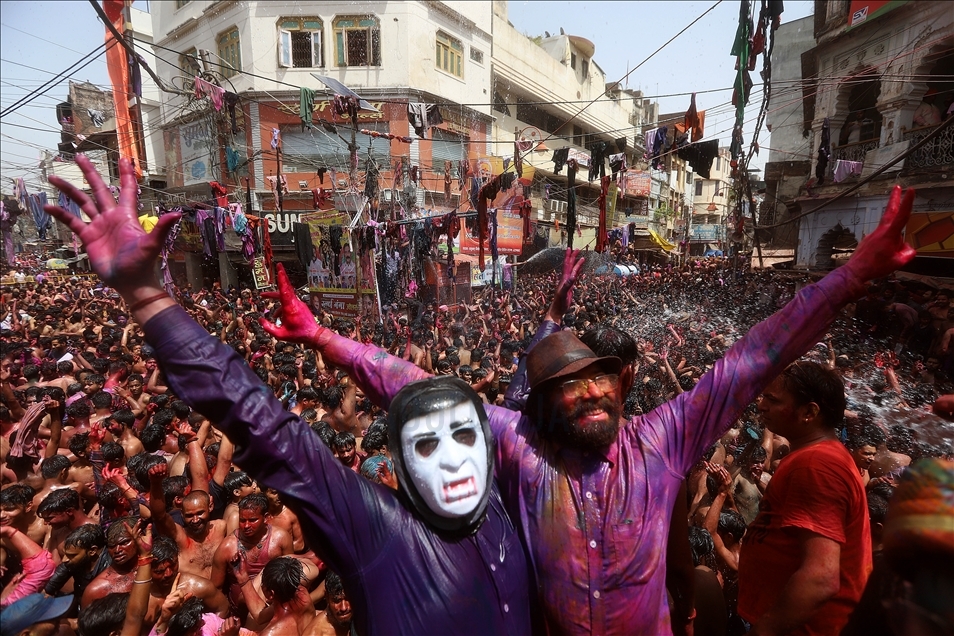Shënohet festivali Holi në Indi, pavarësisht kufizimeve të COVID-19