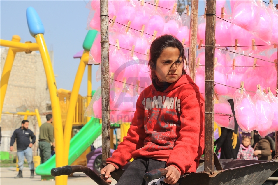Dy motrat siriane që sigurojnë mbijetesën e familjes, jetojnë me ëndrrën për të shkuar në shkollë