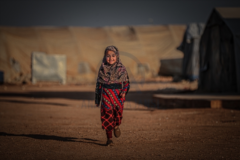 La sonrisa de los niños sirios a pesar de las difíciles condiciones en los campos de refugiados de Idlib
