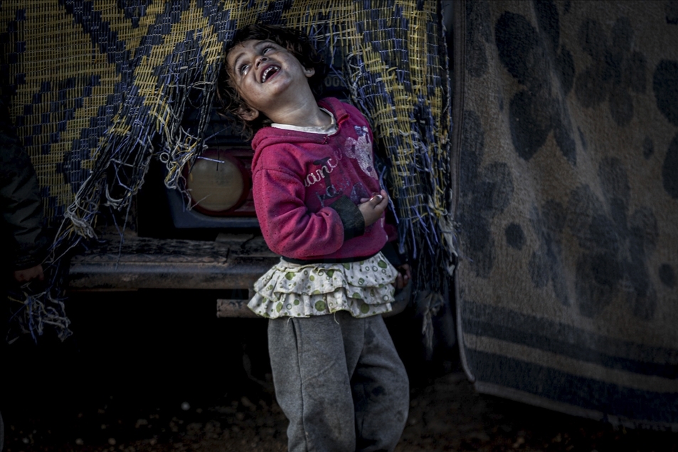 La sonrisa de los niños sirios a pesar de las difíciles condiciones en los campos de refugiados de Idlib