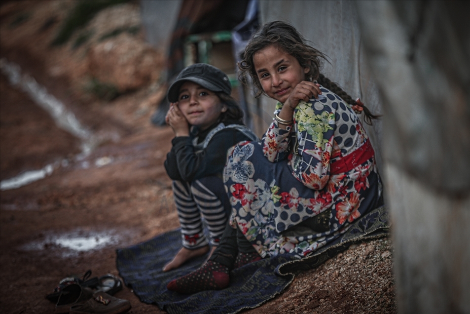 La sonrisa de los niños sirios a pesar de las difíciles condiciones en los campos de refugiados de Idlib