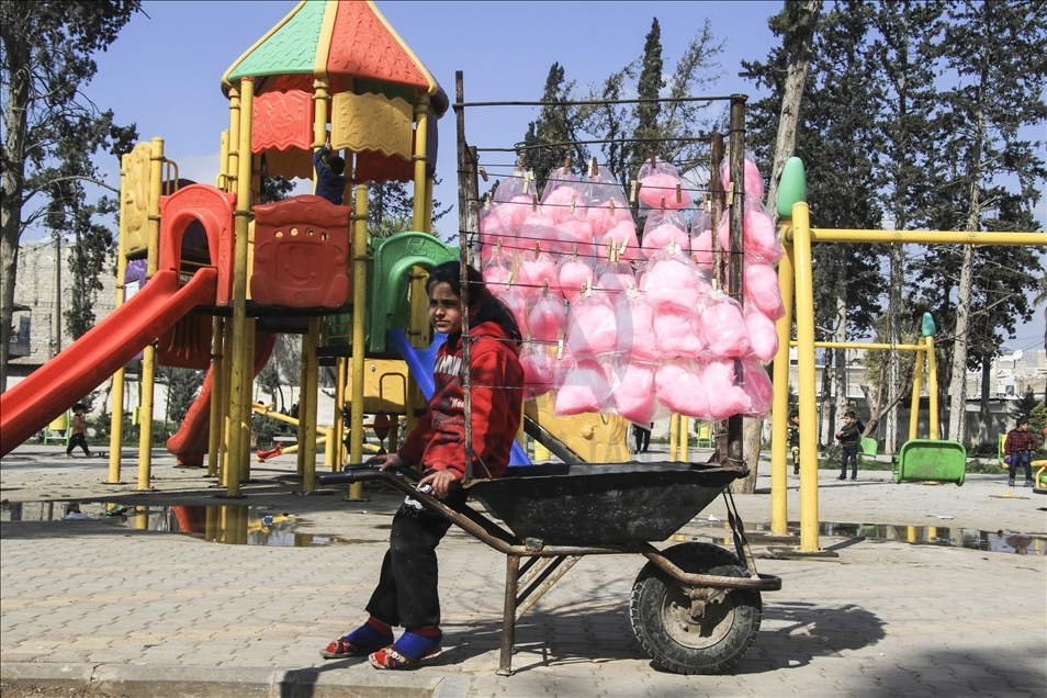 خواهران سوری با رویای رفتن به مدرسه مقابل پارک کودکان پشمک می‌فروشند 