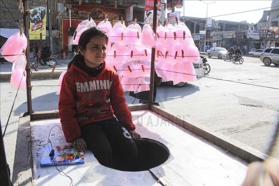 خواهران سوری با رویای رفتن به مدرسه مقابل پارک کودکان پشمک می‌فروشند 