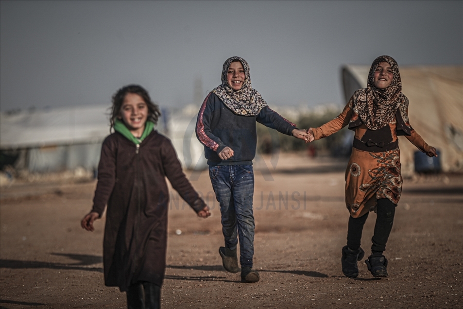 La sonrisa de los niños sirios a pesar de las difíciles condiciones en los campos de refugiados de Idlib