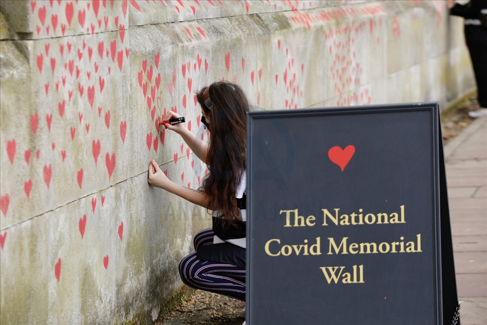 Mural en homenaje a las víctimas de la COVID-19 en Reino Unido