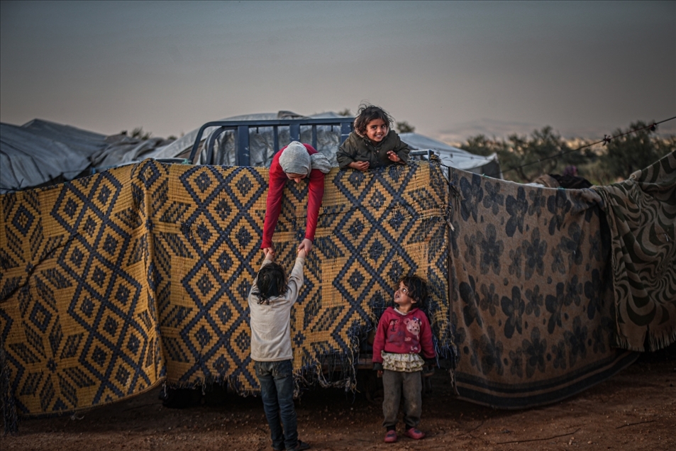 La sonrisa de los niños sirios a pesar de las difíciles condiciones en los campos de refugiados de Idlib