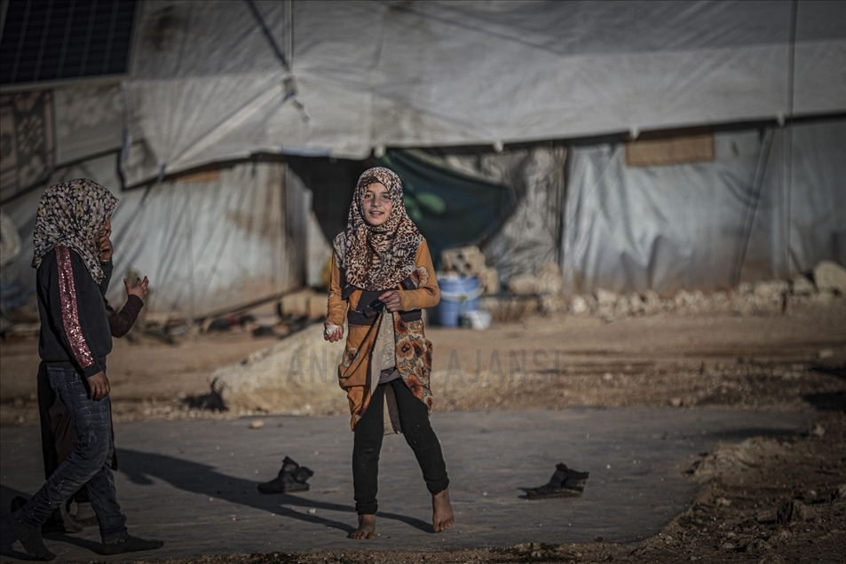 La sonrisa de los niños sirios a pesar de las difíciles condiciones en los campos de refugiados de Idlib